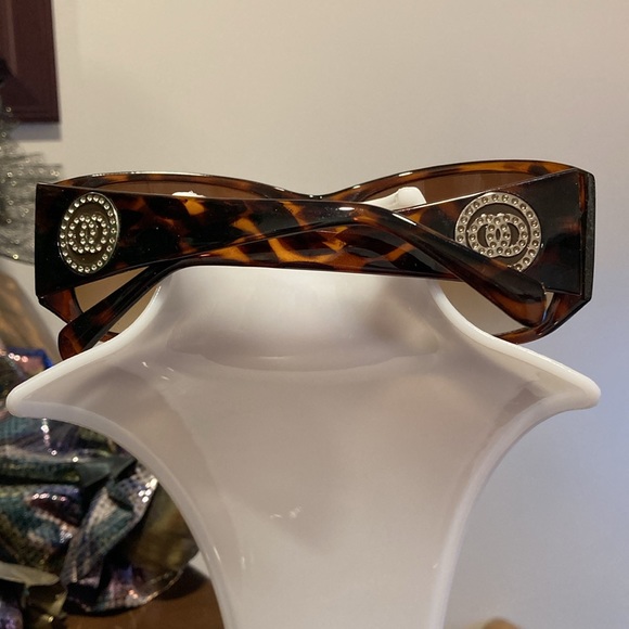 Tortoise Shell Tinted Plastic Sunglasses - Picture 4 of 14